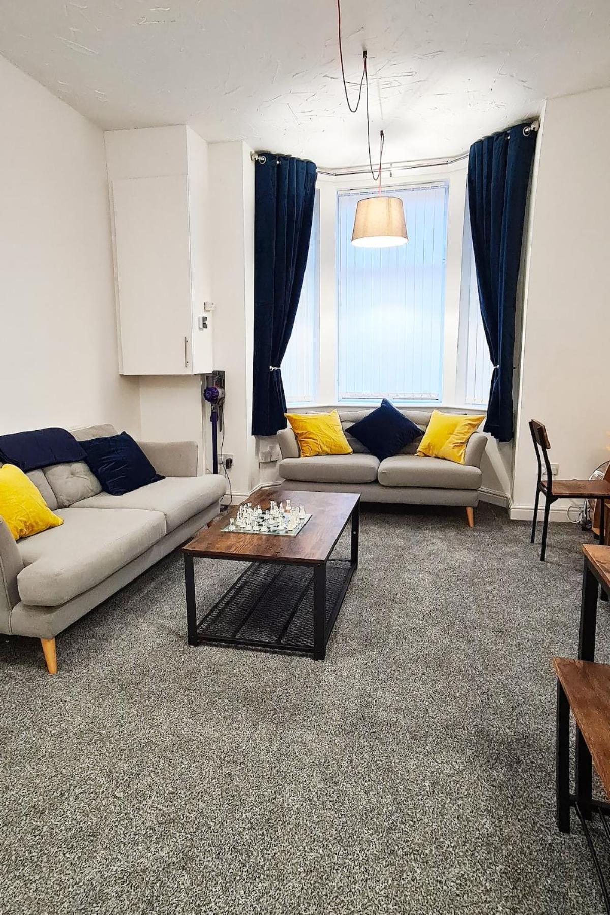 Apartment With Priv Ent And Parking Стокпорт Екстериор снимка